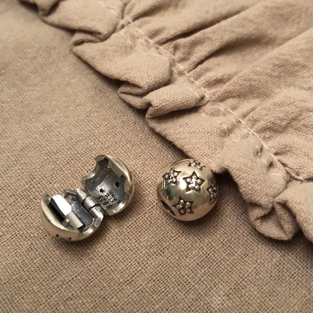 Pandora set of star clips.